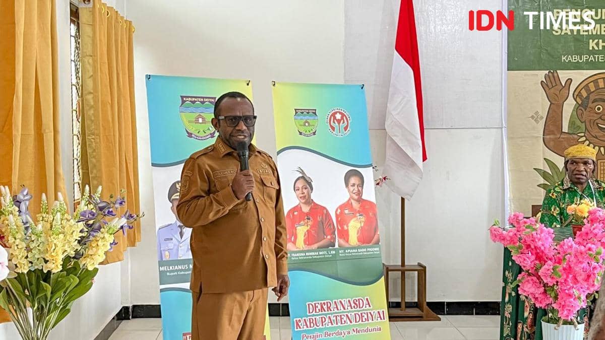 Bupati Deiyai, Melkianus Mote, membawakan sambutan sekaligus menutup rangkaian acara penjurian dan pengumuman pemenang sayembara batik khas Suku Mee 2025. (IDN Times/Endy Langobelen)
