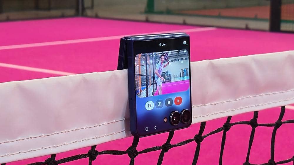 merekam momen menggunakan smartphone flip dan ditempelkan ke net