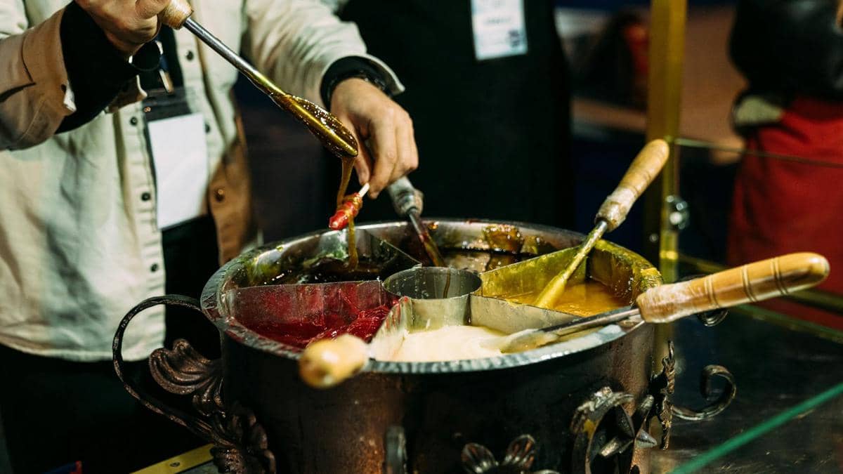 ilustrasi orang belajar memasak tradisional