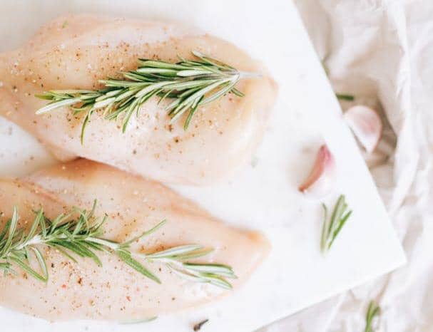 ilustrasi daging ayam yang siap digoreng