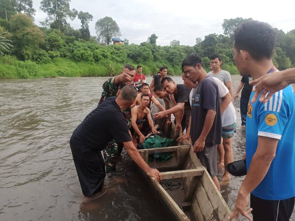 Proses evakuasi korban tenggelam di Sungai Lematang.