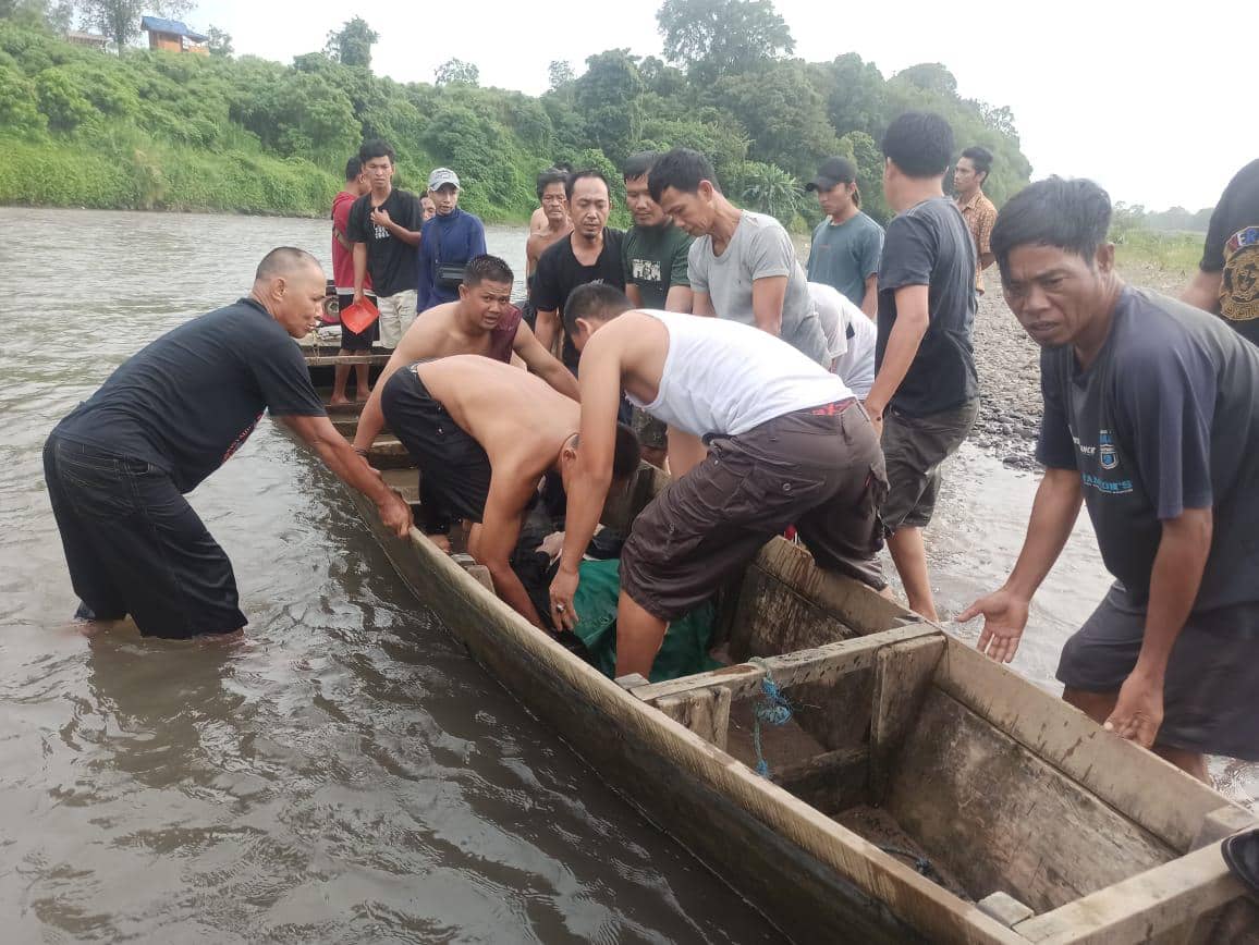 Proses evakuasi korban tenggelam di Sungai Lematang.