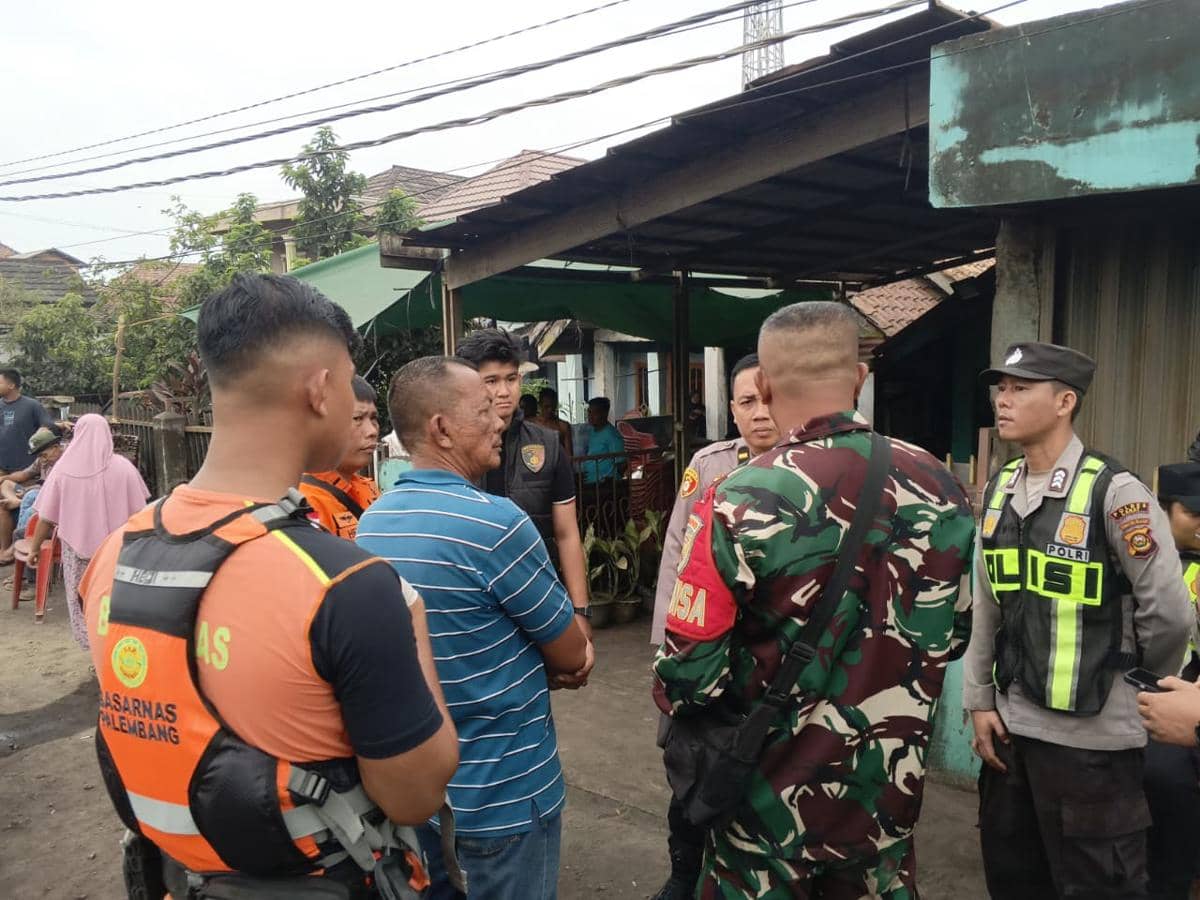 Proses evakuasi korban tenggelam di Sungai Lematang.