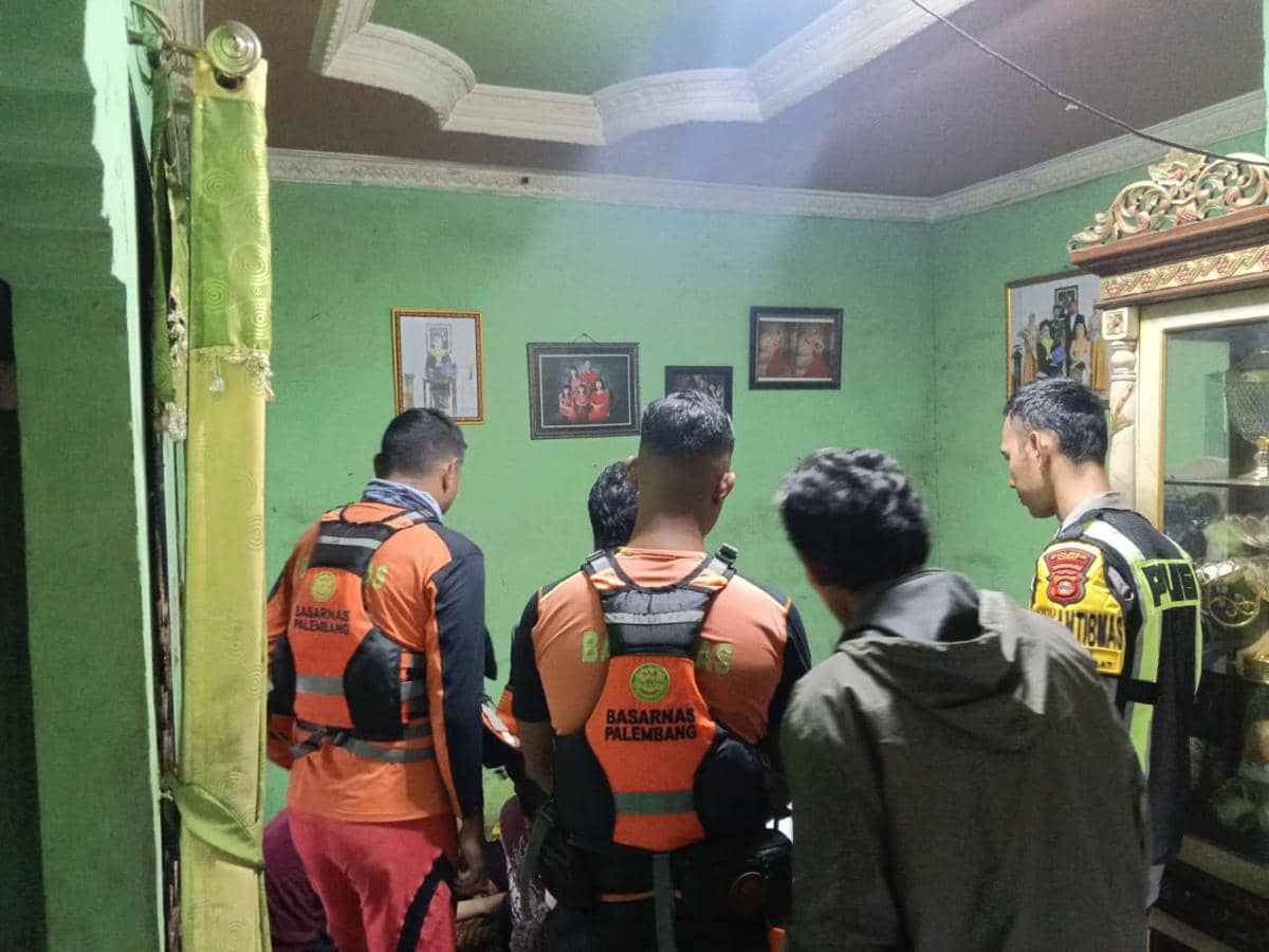 Proses evakuasi korban tenggelam di Sungai Lematang.