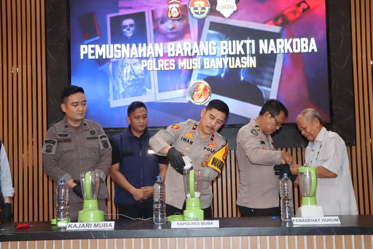 Wakapolres Muba Kompol Iwan Wahyudi bersama Kejaksaan dan tamu undangan saat memusnahkan barang bukti narkoba hasil ungkap kasus, Kamis (27/11/2025).