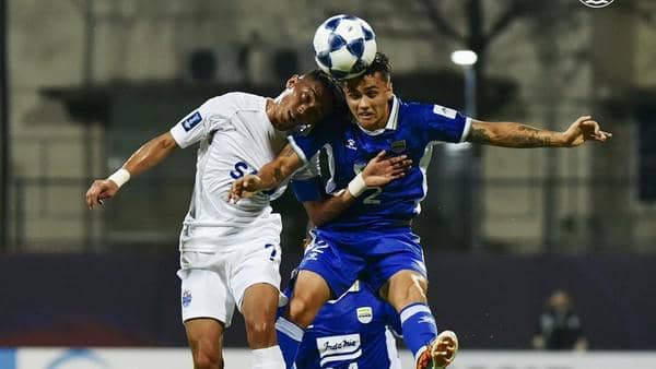 Eliano sedang berduel udara dengan pemain Lion City Sailors