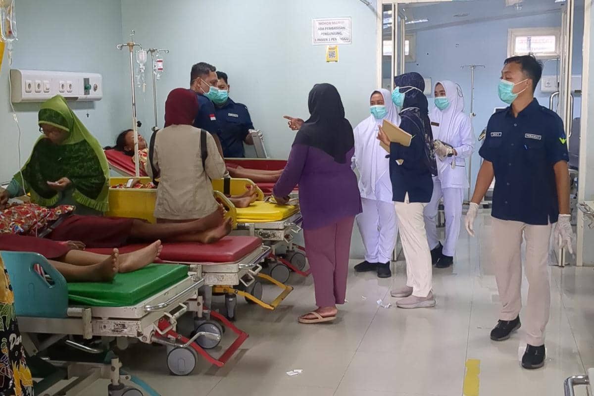 Puluhan siswa diduga keracuan MBG dirawat di RSUD Caruban. IDN Times/Riyanto.