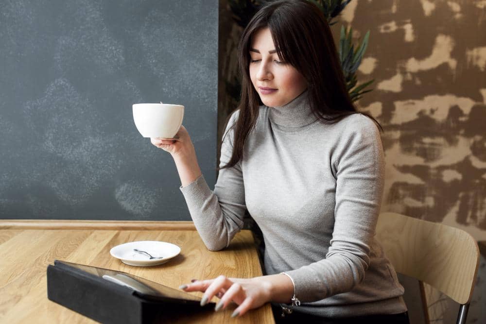 ilustrasi menikmati kopi 