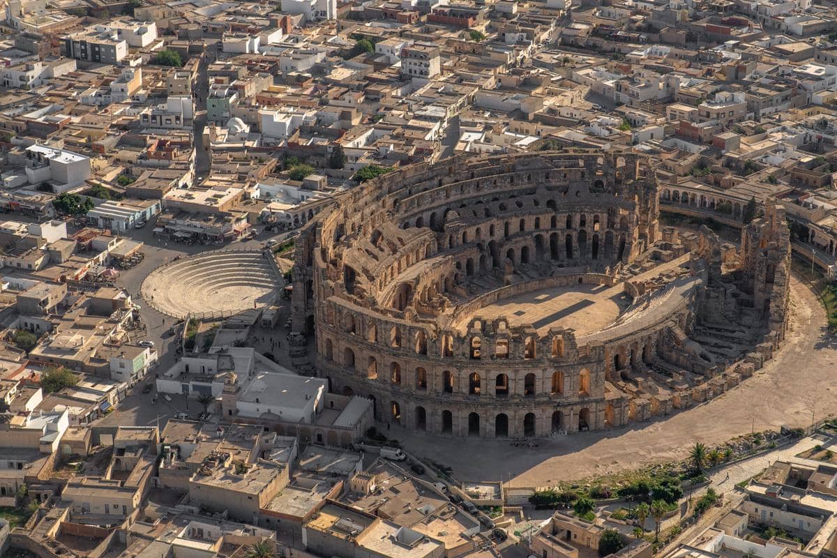 potret amfiteater El Jem yang berdiri di tengah kota