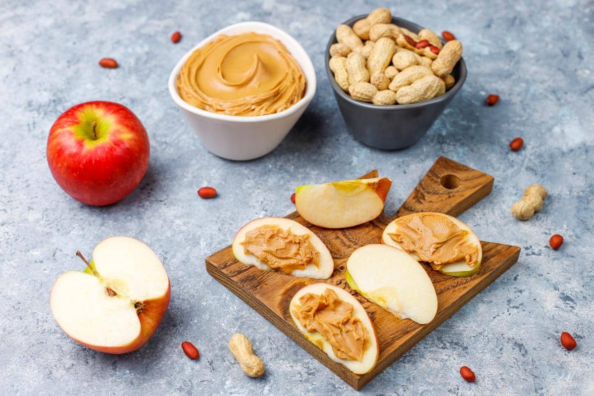 ilustrasi apple slice dan peanut butter