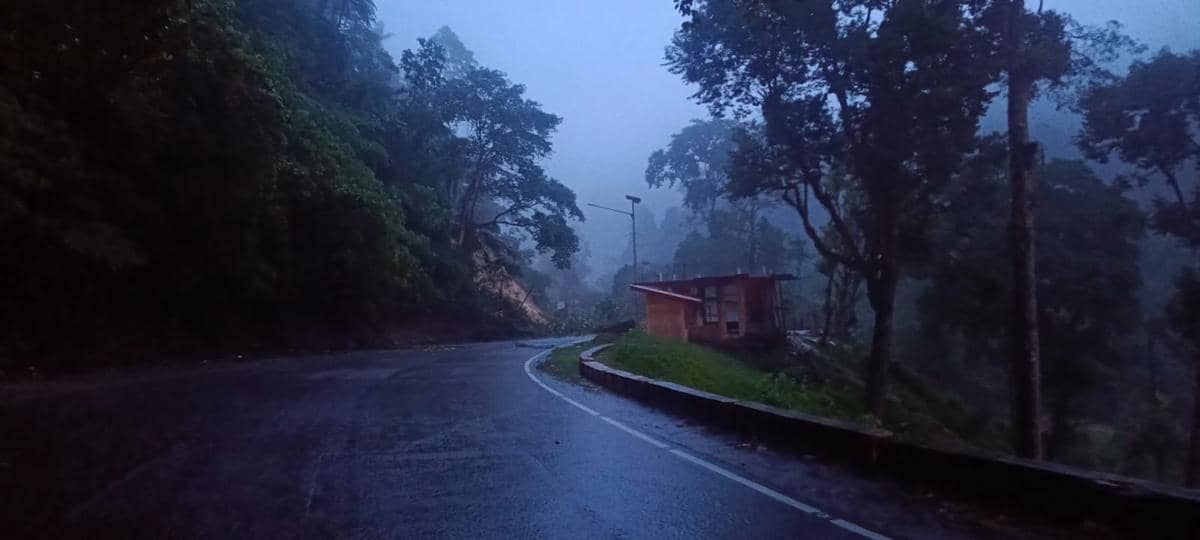 Longsor di jalan lintas Padang-Bukittinggi.