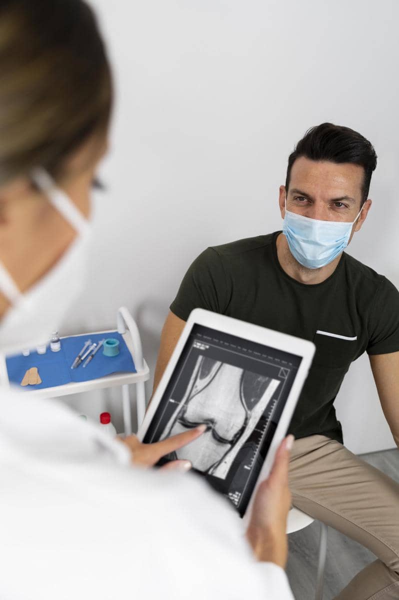 Dokter melihat rekam medis digital pasien melalui tablet