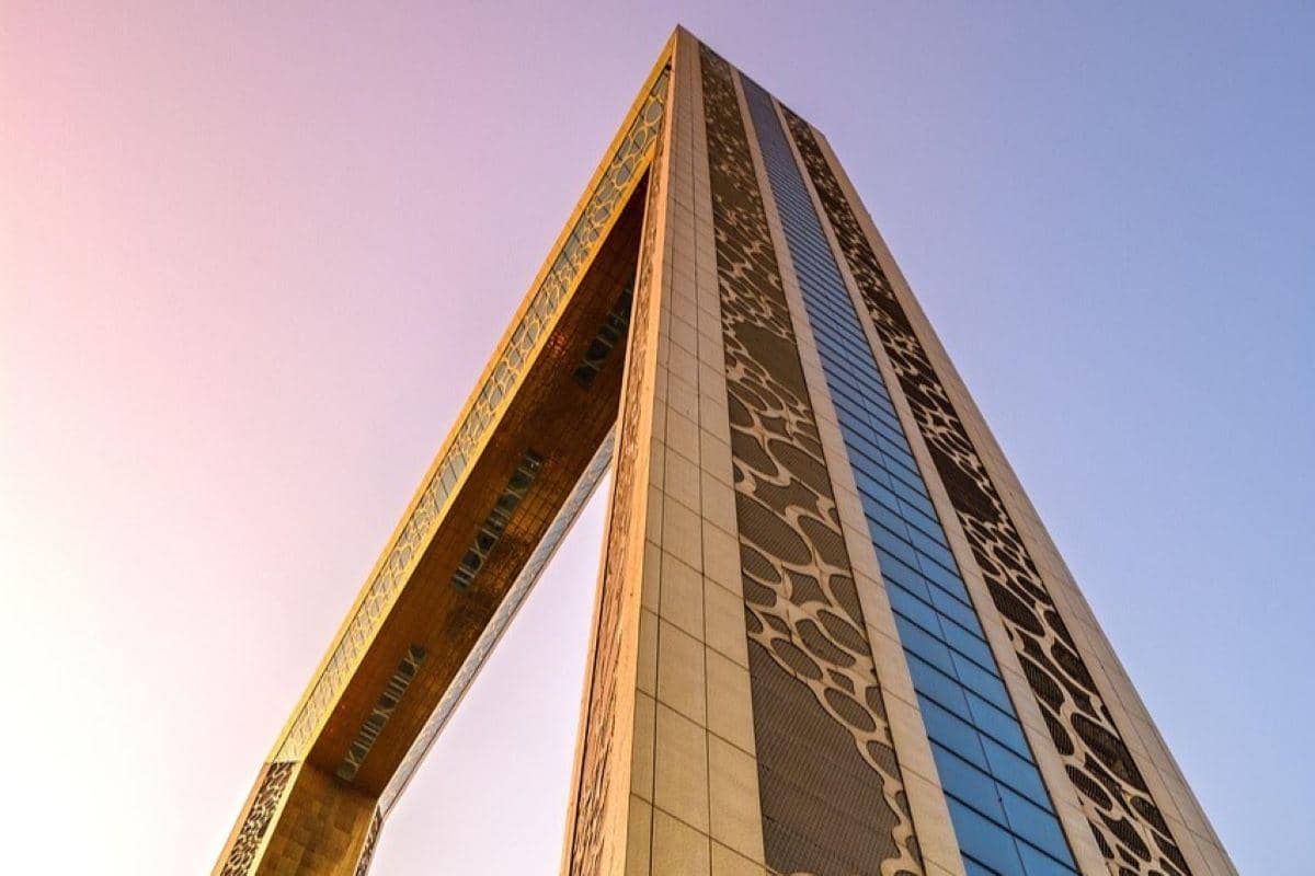 Eksterior Dubai Frame aluminium berwarna emas