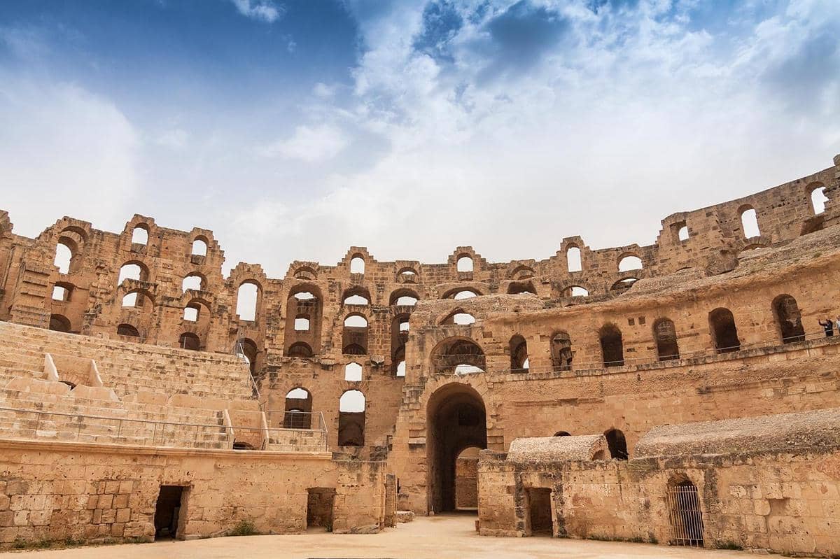 potret amfiteater El Jem yang diakui sebagai situs Warisan Dunia UNESCO 