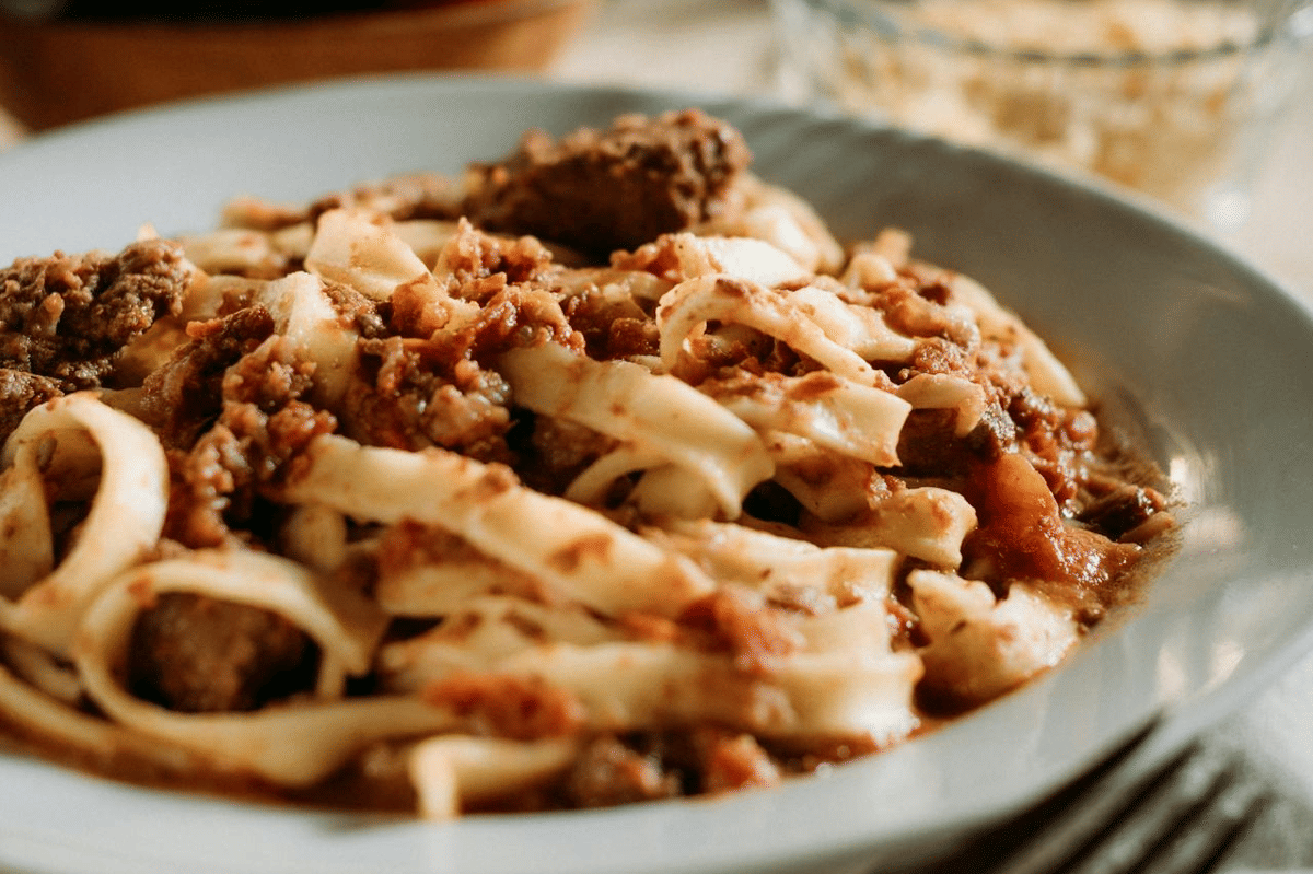 ilustrasi pappardelle bolognese