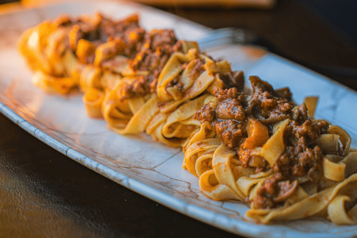 ilustrasi pappardelle bolognese