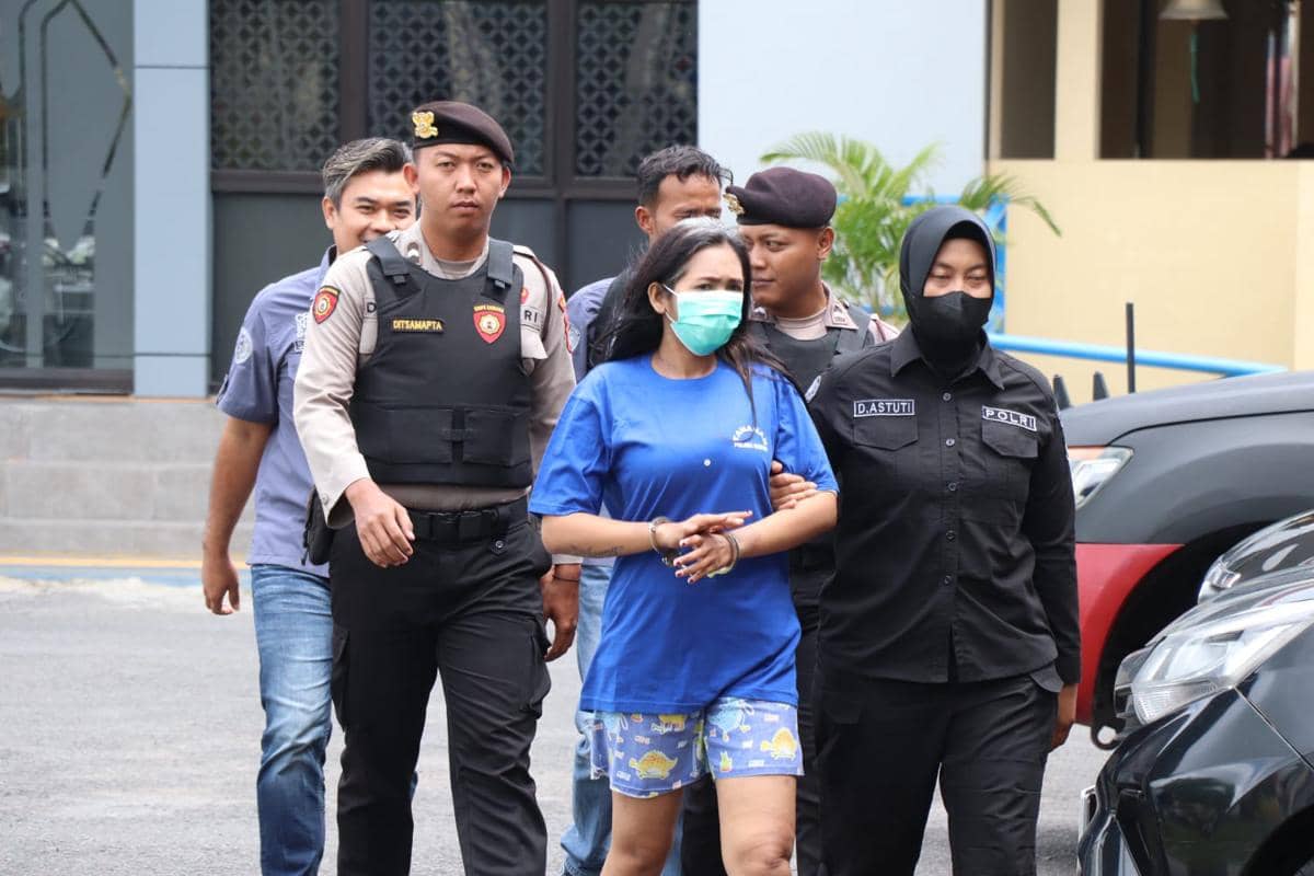Tersangka pelaku penganiayaan terhadap bocah ditangkap polisi. 