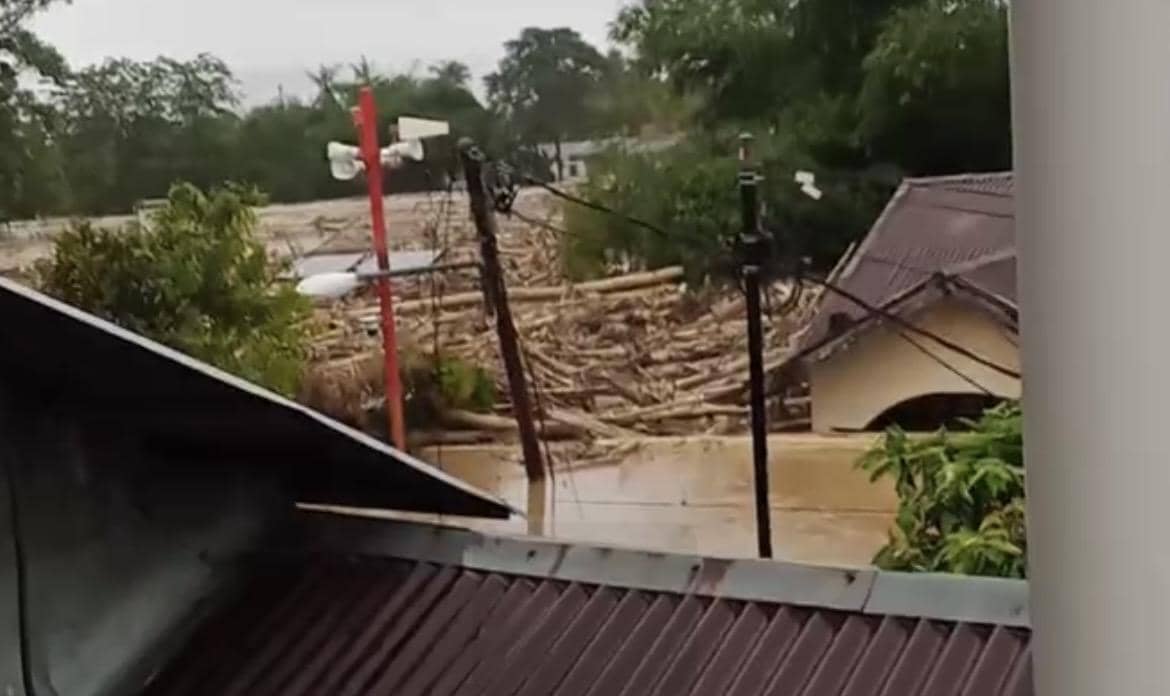 Banjir di daerah Lubuk Minturun, Kecamatan Koto Tangah (Foto: Dok BPBD)