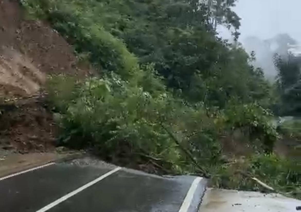 Jalan longsor di Sumbar.