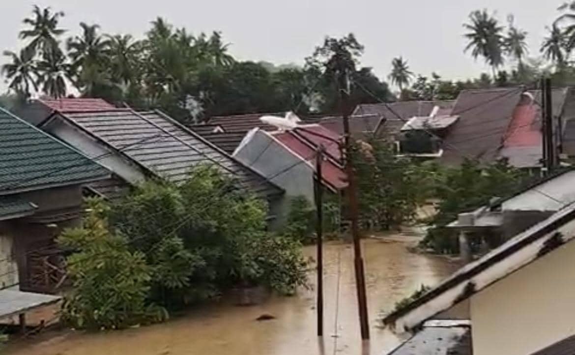 Banjir merendam rumah warga di Tabiang Banda Gadang, Kecamatan Nanggalo.