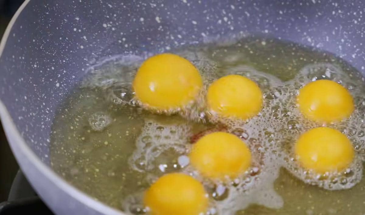 ilustrasi menggoreng bola ubi kopong