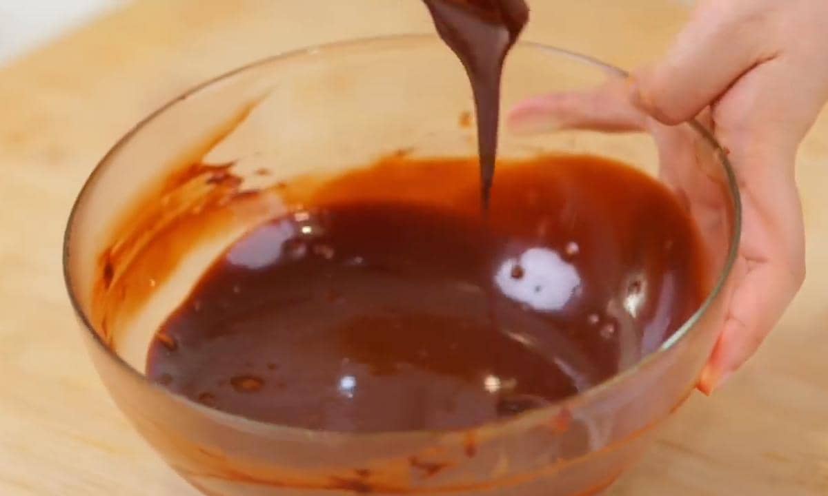 ilustrasi melelehkan dark chocolate