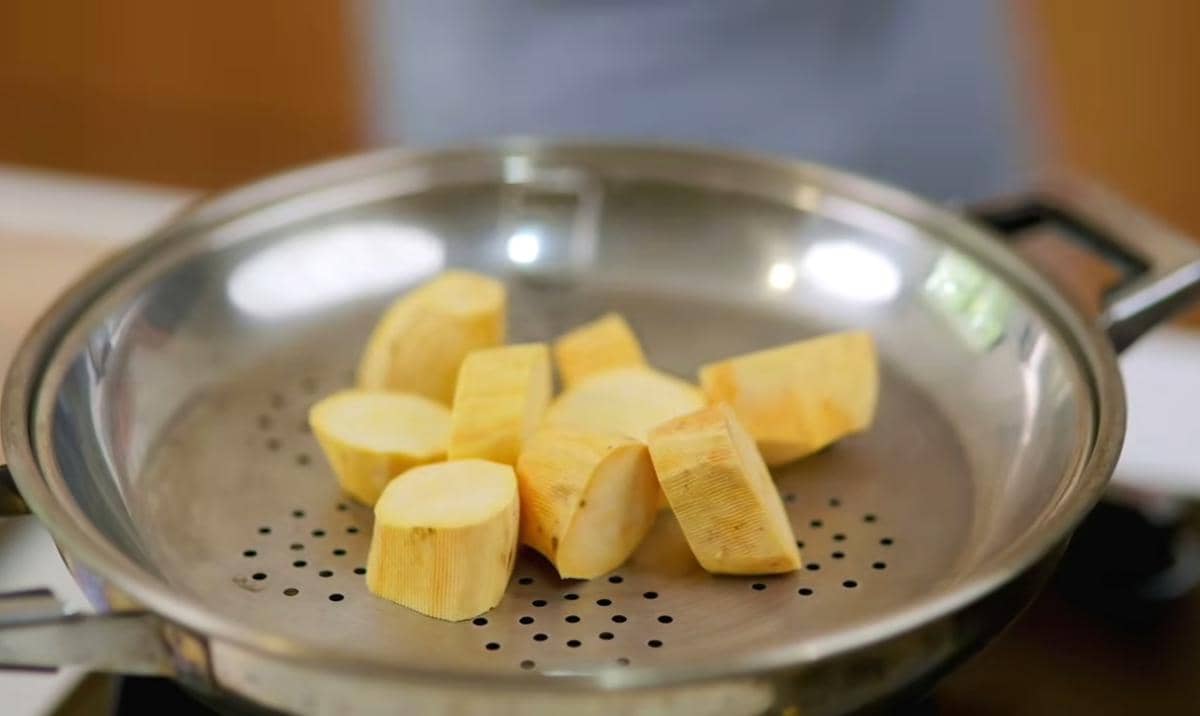 ilustrasi mengukus ubi cilembu