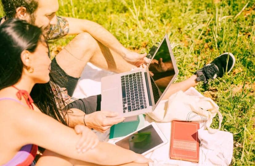 ilustrasu dua orang bekerja di luar ruangan