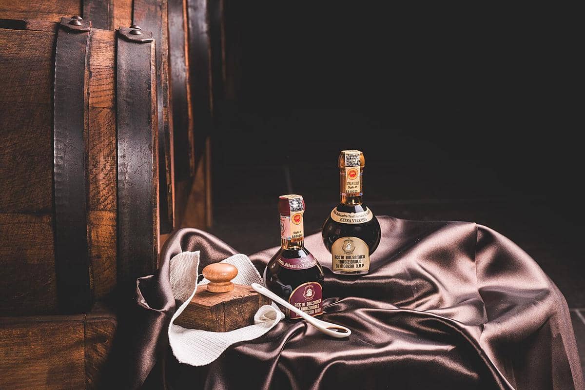 Cuka Balsamik Tradisional Modena DOP Extravecchio, yang merupakan bumbu Italia asli berkualitas tinggi yang terbuat dari sari anggur yang dimasak, dan telah disimpan minimal 25 tahun dalam serangkaian tong kayu berkualitas tinggi