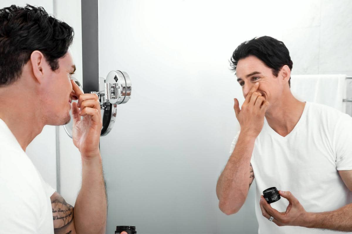 ilustrasi pria menggunakan skincare