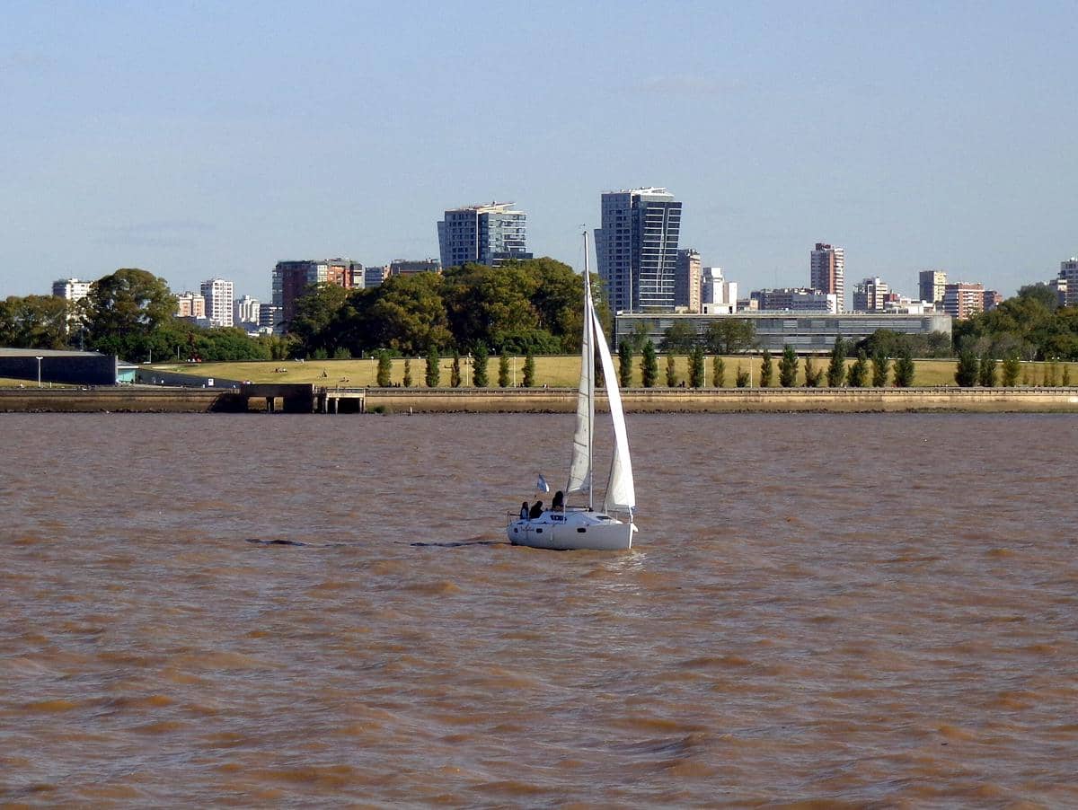 mengapa buenos aires tidak mudah banjir meski dikelilingi sungai?