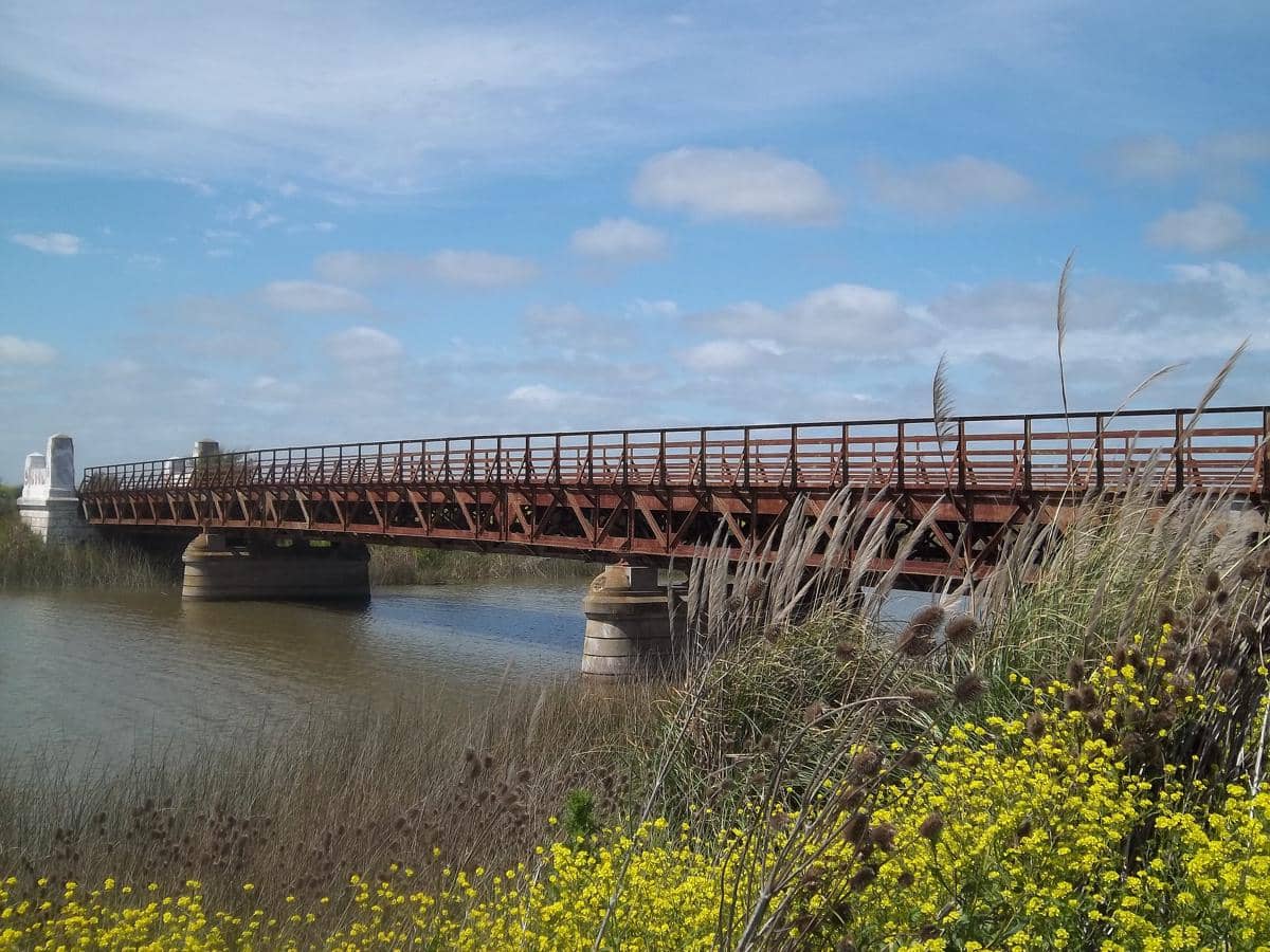 mengapa buenos aires tidak mudah banjir meski dikelilingi sungai?