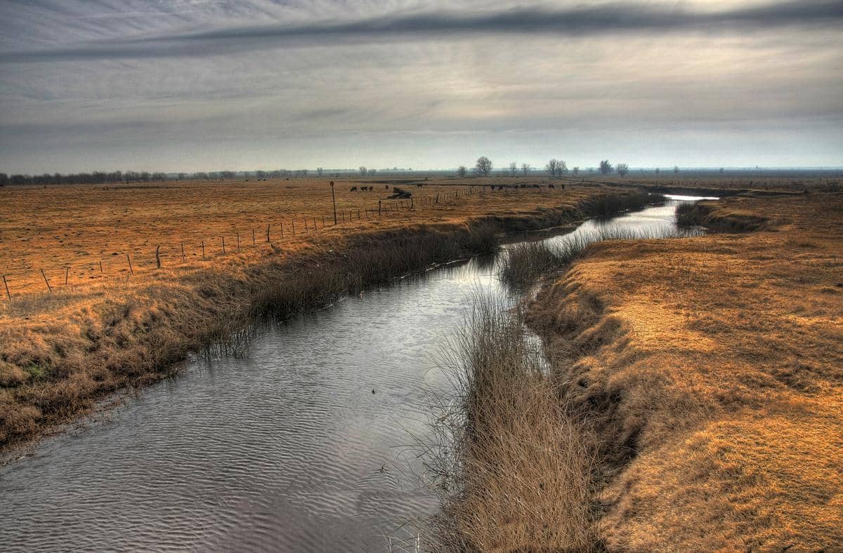 mengapa buenos aires tidak mudah banjir meski dikelilingi sungai?