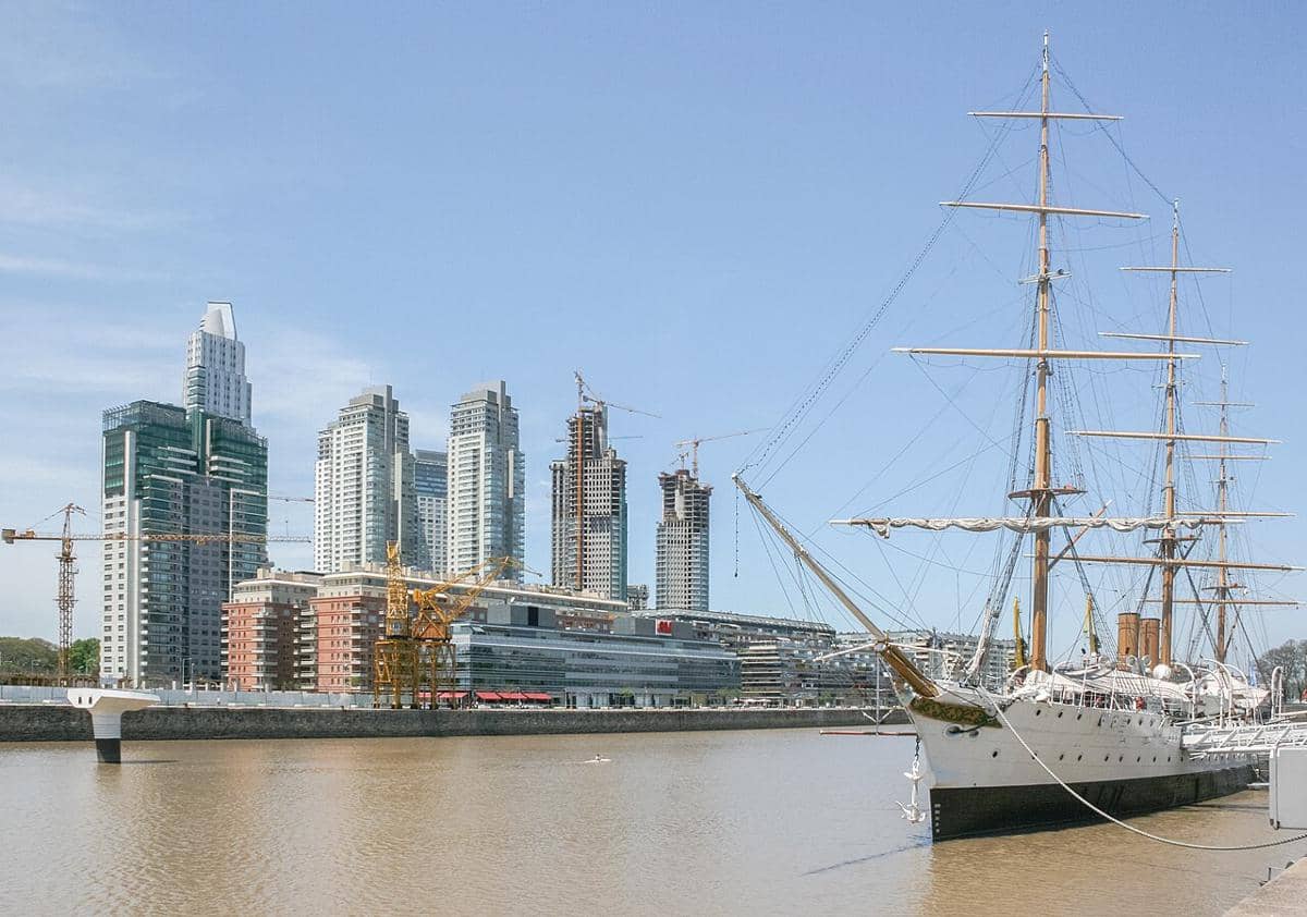 mengapa buenos aires tidak mudah banjir meski dikelilingi sungai?