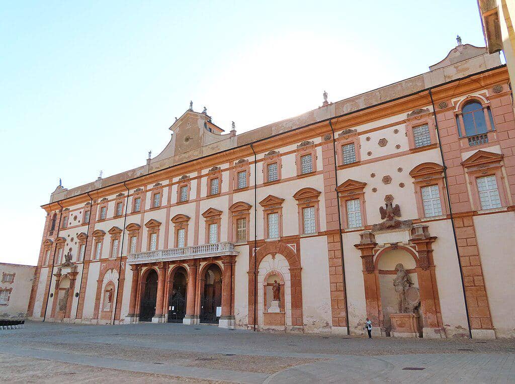 Istana Kadipaten Sassuolo (Palazzo Ducale), kediaman penting bergaya Barok yang terletak di kota Sassuolo, Italia