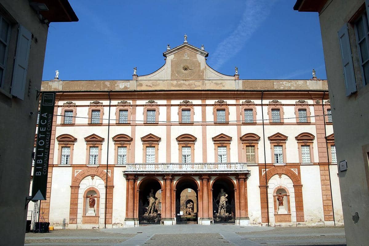  Istana Kadipaten Sassuolo (Palazzo Ducale), kediaman penting bergaya Barok yang terletak di kota Sassuolo, Italia