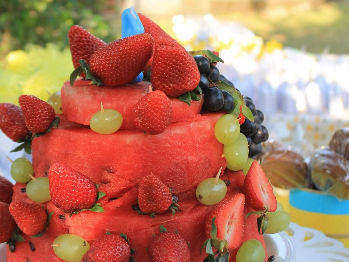 ilustrasi fruit cake dari semangka 