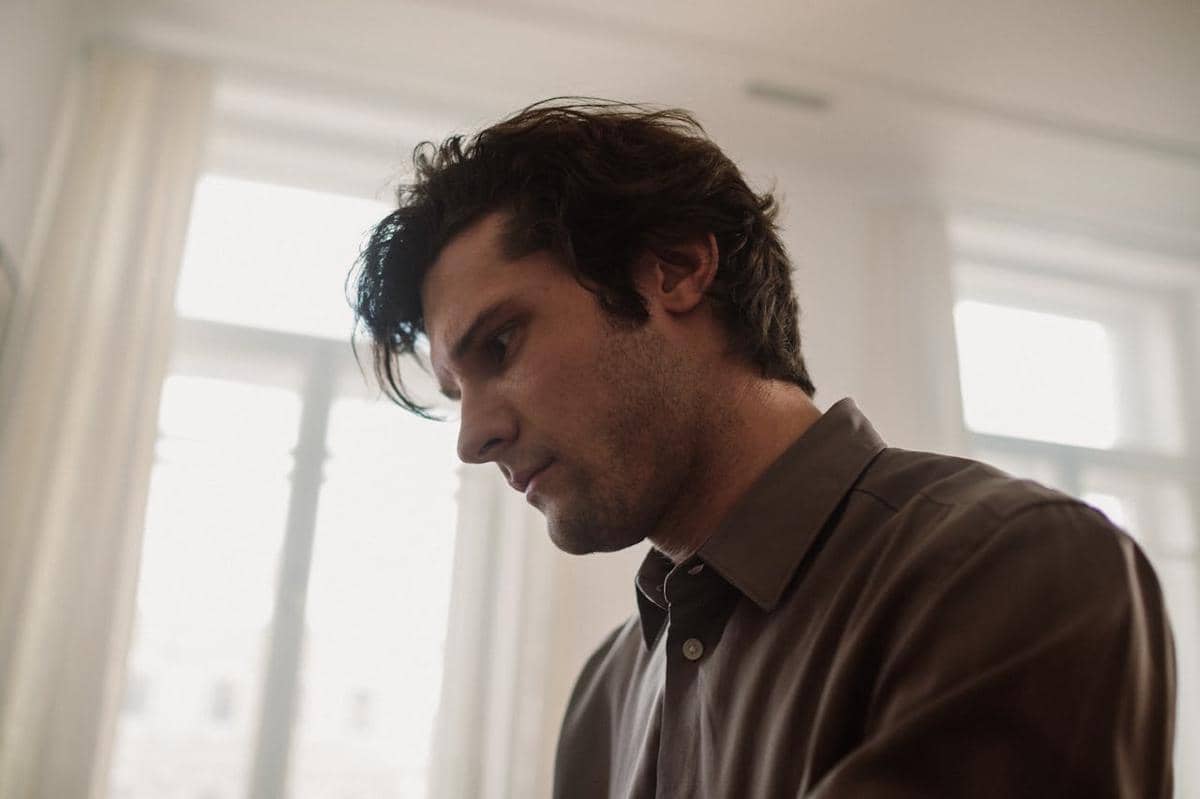 ilustrasi pria merenung