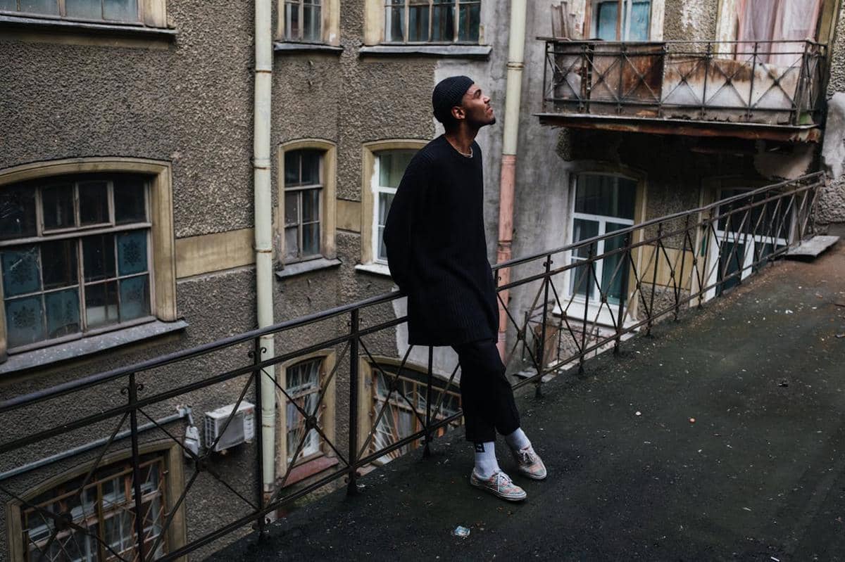 ilustrasi pria sendirian