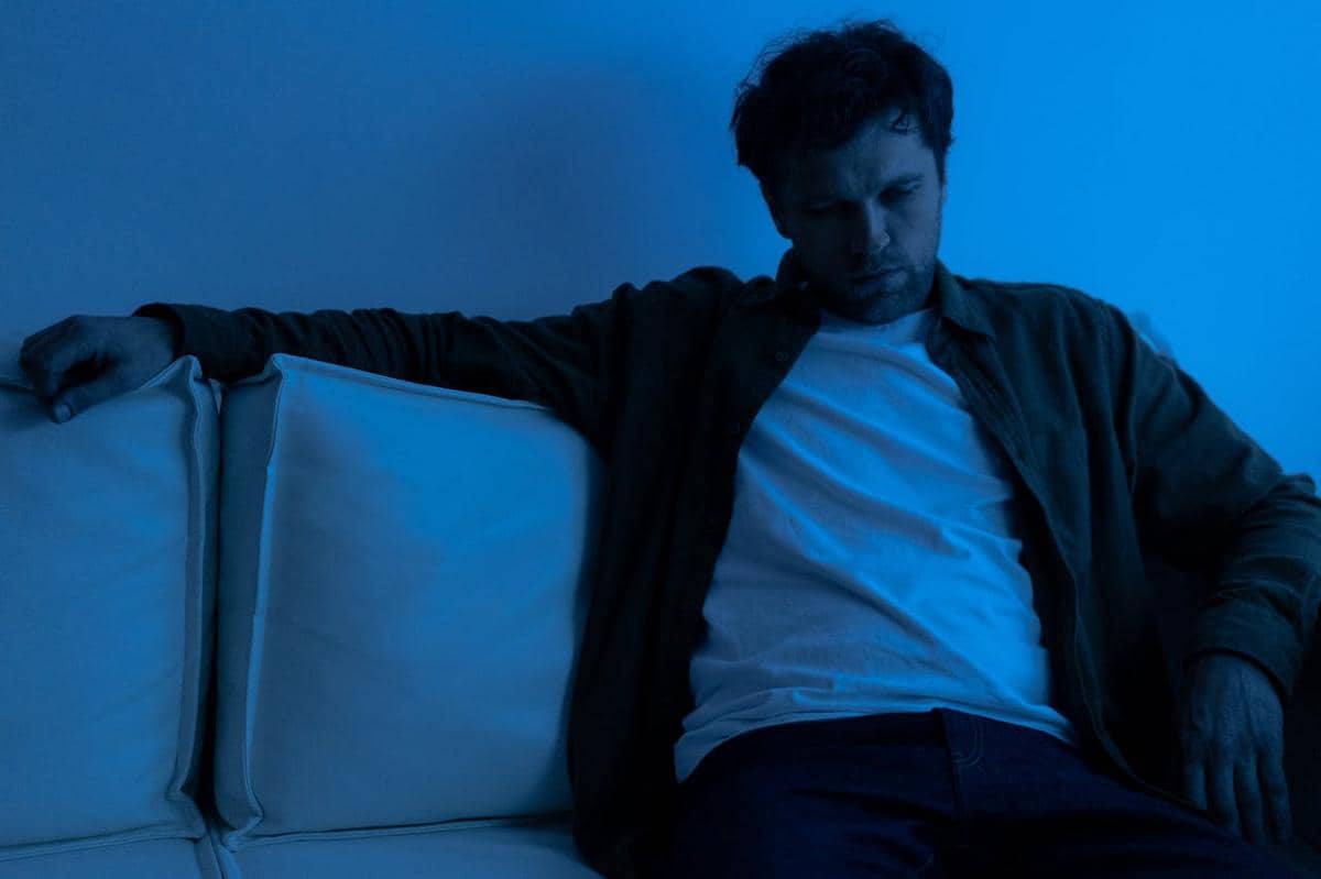 ilustrasi pria sendirian