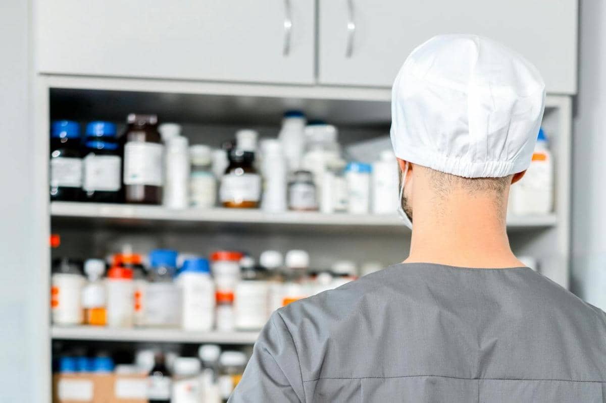 ilustrasi pharmacy asisstant 