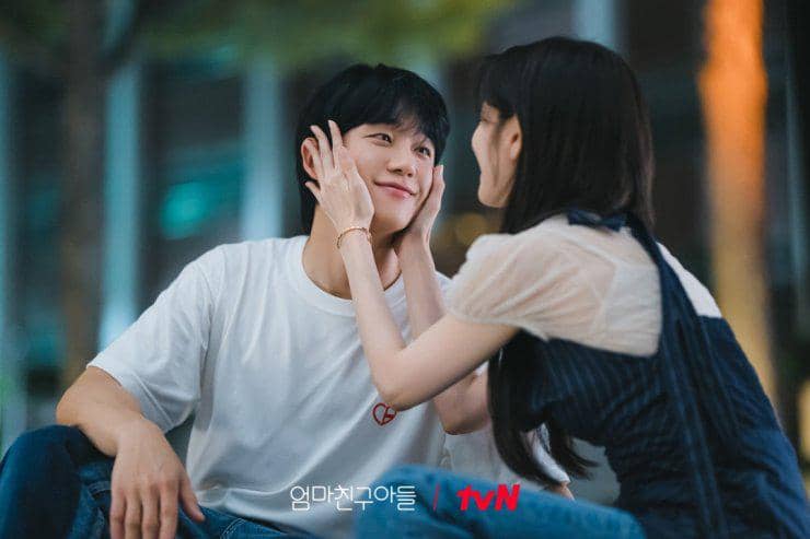 Cuplikan adegan Love Next Door