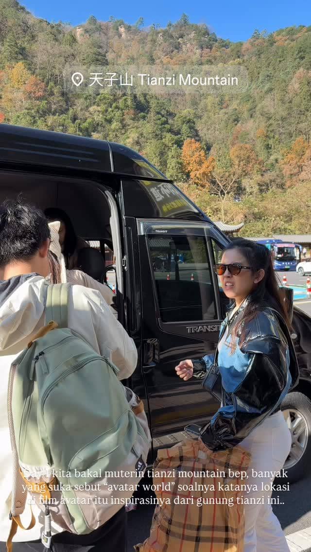 Shani Amelia berwisata ke Gunung Tianzi di China.