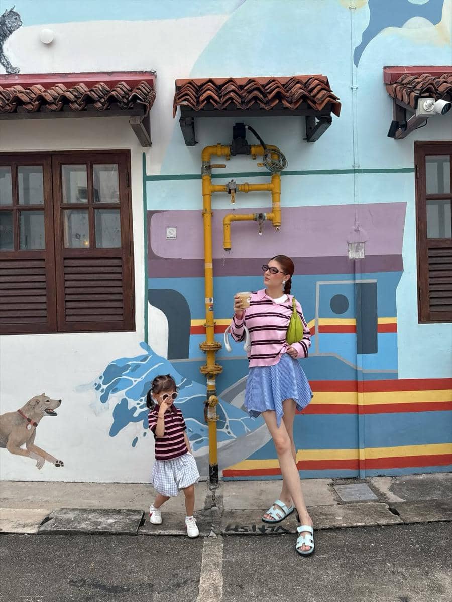 Mikaila Patritz dan sang putri liburan ke Singapura.