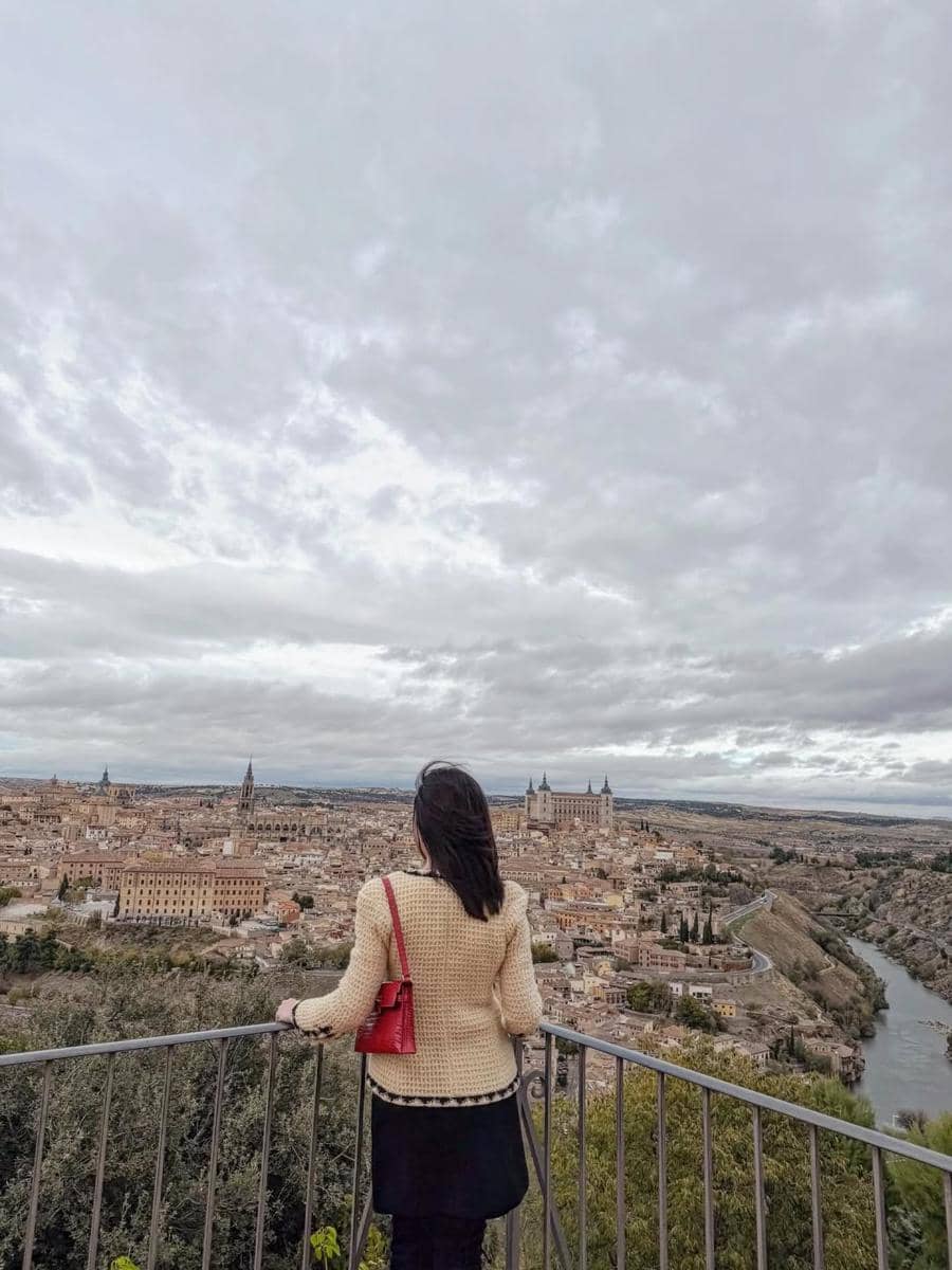 Shandy Aulia jalan-jalan ke kota tua Toledo.