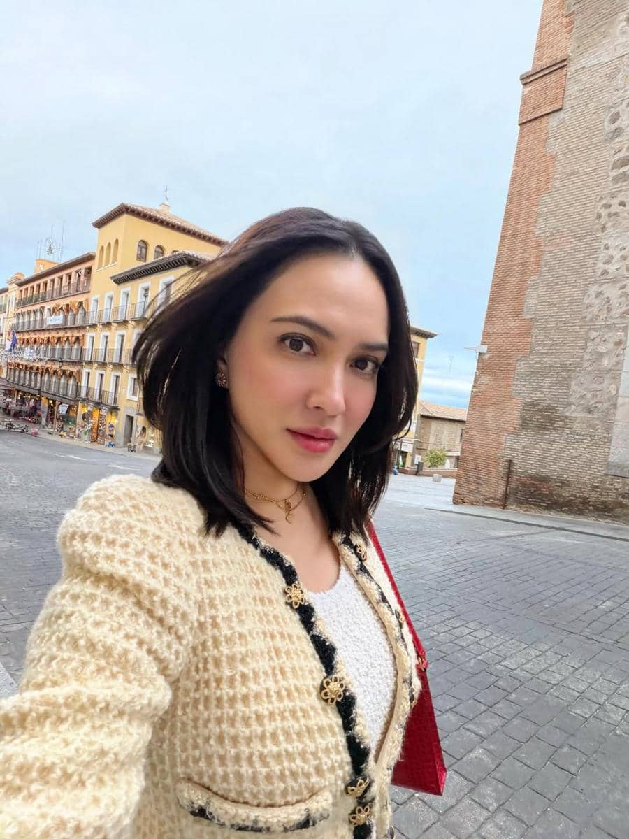 Shandy Aulia jalan-jalan ke kota tua Toledo.