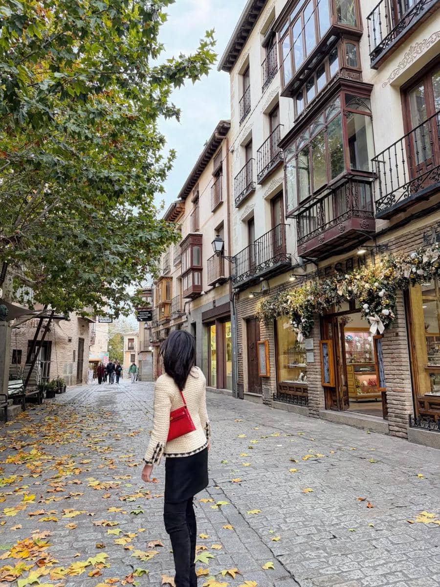 Shandy Aulia jalan-jalan ke kota tua Toledo.