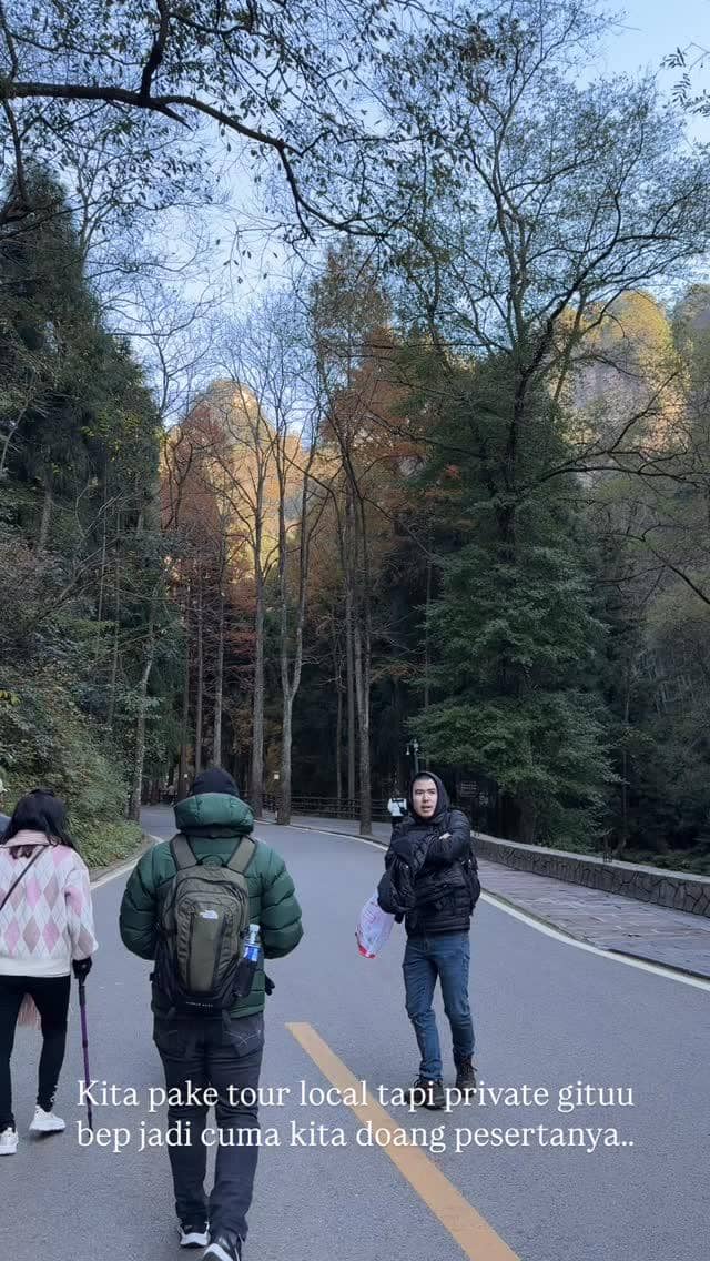 Shani Amelia berwisata ke Gunung Tianzi di China.