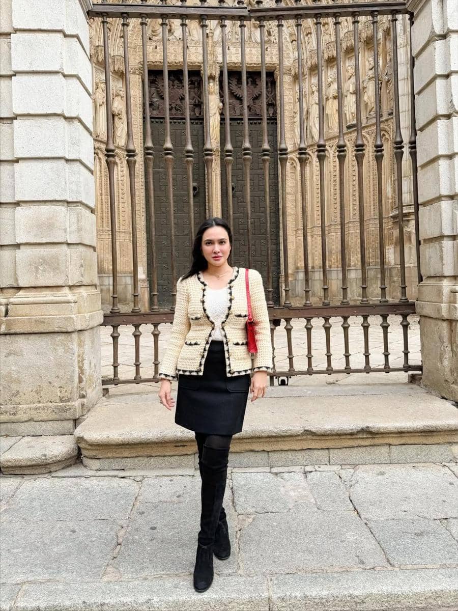 Shandy Aulia jalan-jalan ke kota tua Toledo.