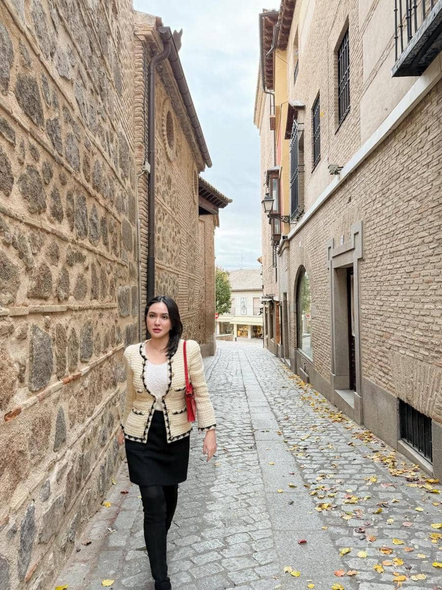 Shandy Aulia jalan-jalan ke kota tua Toledo.